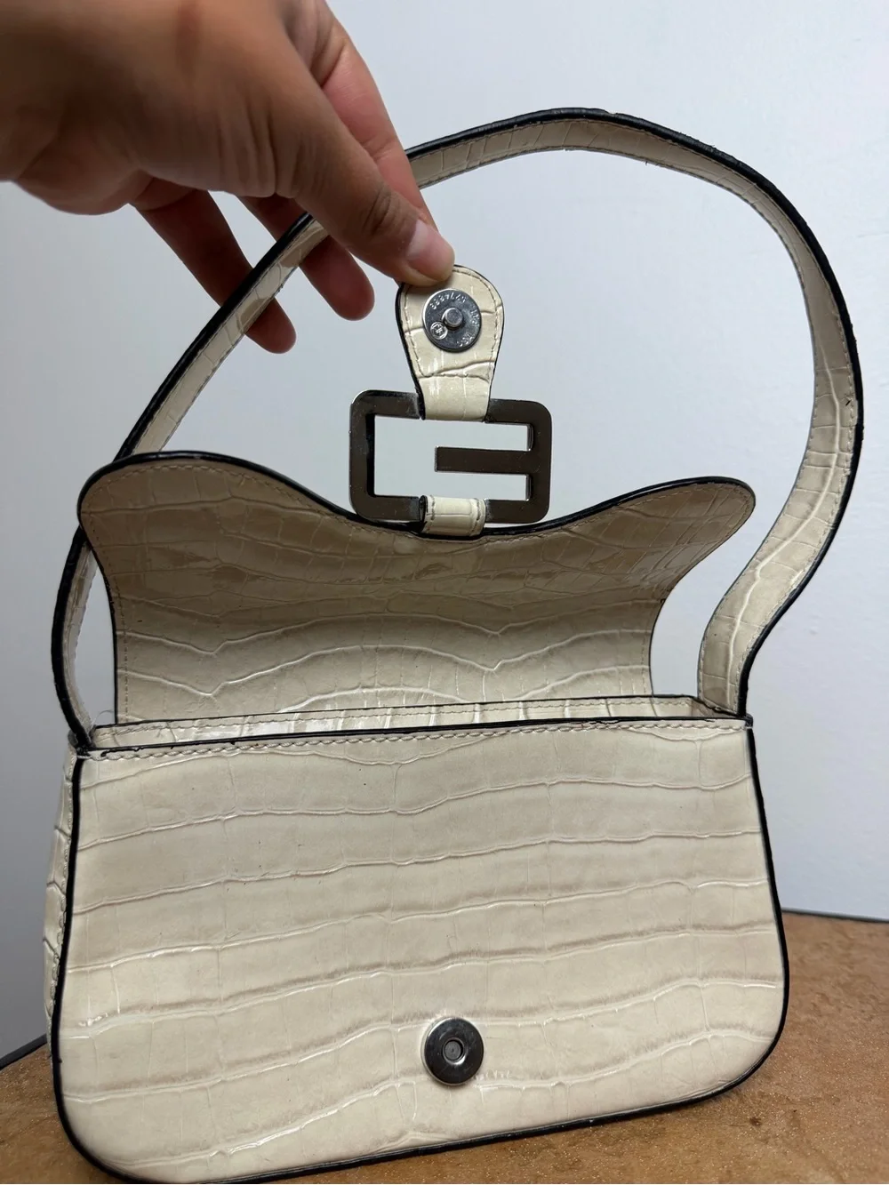 Vintage Guess Croc Embossed Shoulder Bag Y2K Cream Ivory Baguette Purse - Picture 8 of 11